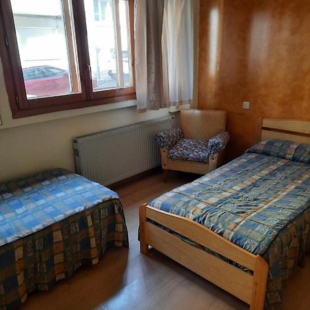 Habitaciones Pension El Parque Sabinanigo Bagian luar foto