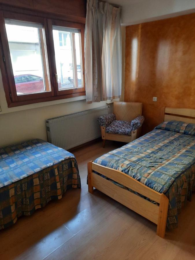 Habitaciones Pension El Parque Sabinanigo Bagian luar foto