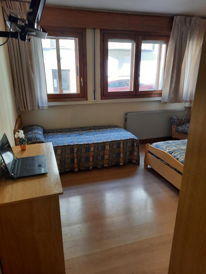 Habitaciones Pension El Parque Sabinanigo Bagian luar foto
